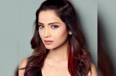 TV actress Adaa Khan kisses costar, fire in the hearts of fans