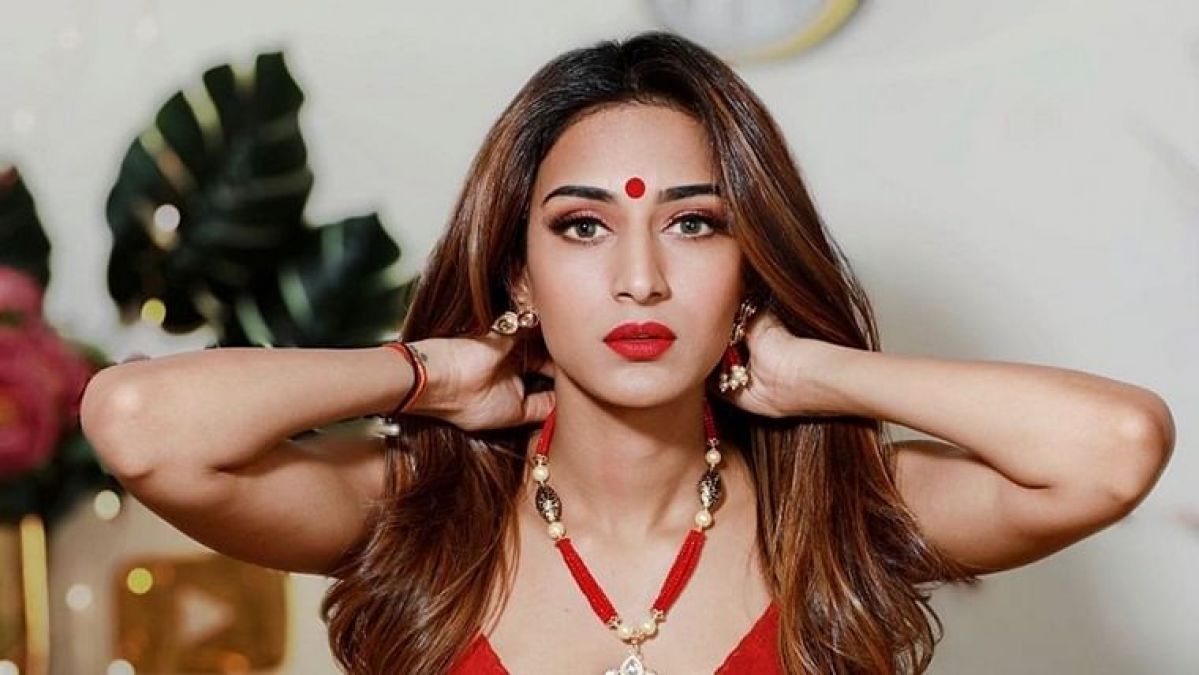 Video: Erica Fernandes looks beautiful while promoting a makeup brand, Watch here