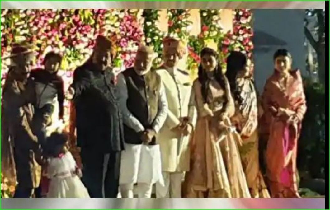 मोहिना कुमारी के रिसेप्शन पार्टी में शामिल हुए PM मोदी, वायरल हो रहीं हैं खूबसूरत तस्वीरें