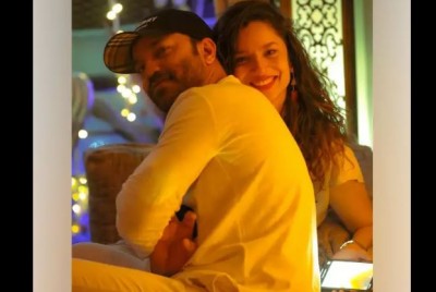 Ankita Lokhande came out to give wedding card with fiancee