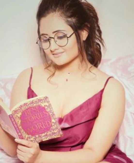 Rashmi Desai raises temperature with her photos, fans go gaga over pics