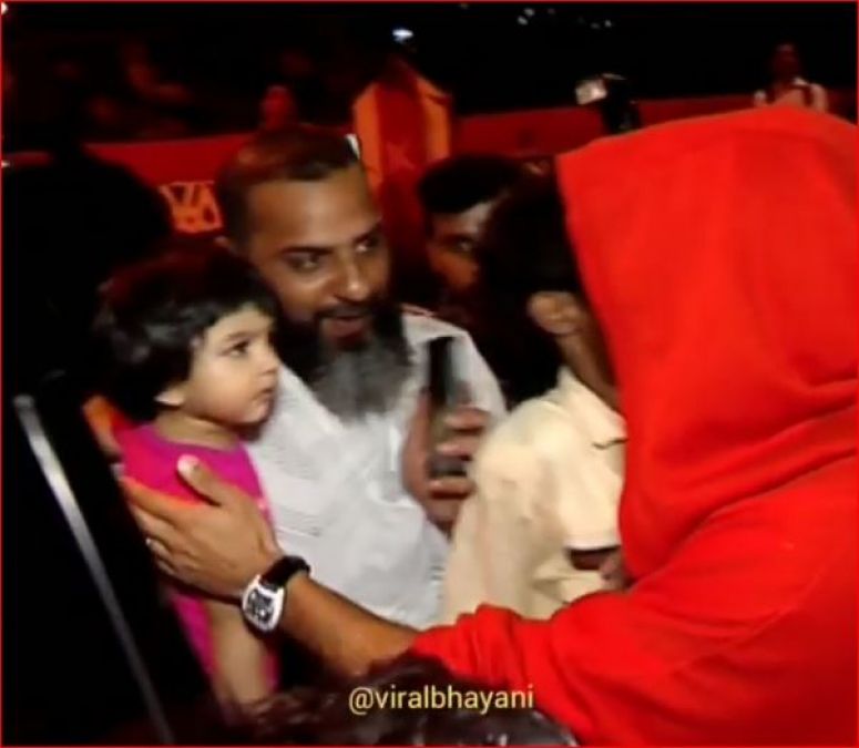 This baby girl started crying after seeing Ranveer's red look, video is going viral