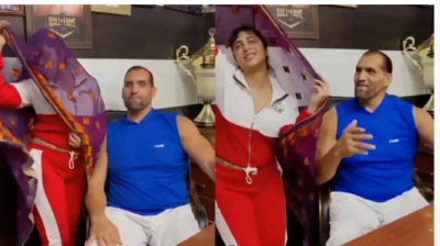 Video! Arshi Khan dances with wrestler the 'Great Khali'