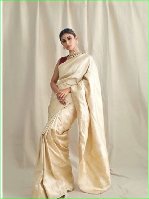 Mouni Roy becomes Bengali beauty, beautiful photos in a golden saree surfaced