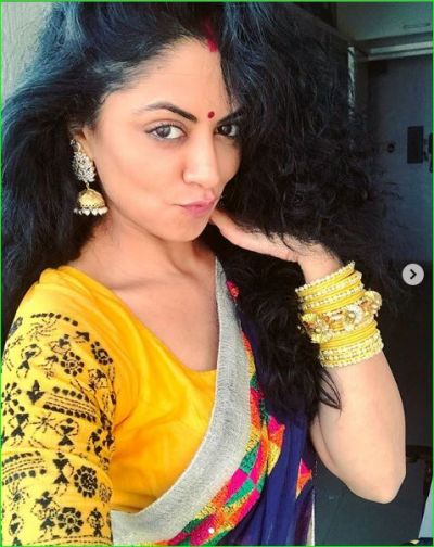 Kavita Kaushik looks pretty in a colorful sari on Durga Ashtami
