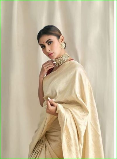 Mouni Roy becomes Bengali beauty, beautiful photos in a golden saree surfaced