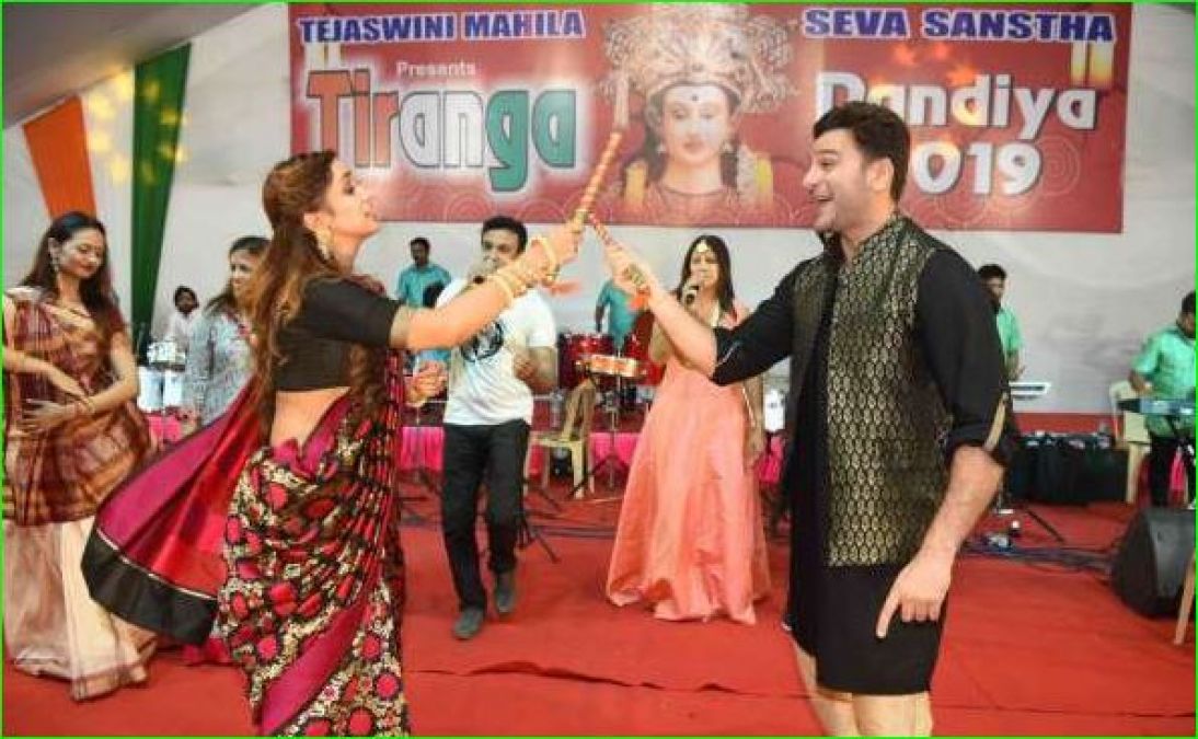 Stars of 'Meri Hanikarak Biwi' enjoy Dandiya fiercely