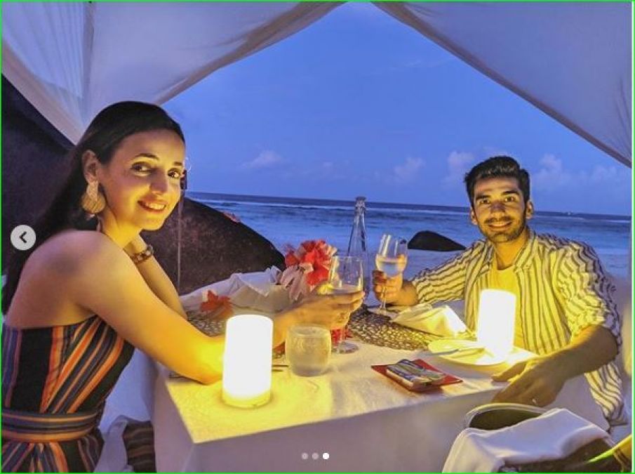 Sanaya and Mohit turned out to enjoy a romantic vacation, see photos surfaced