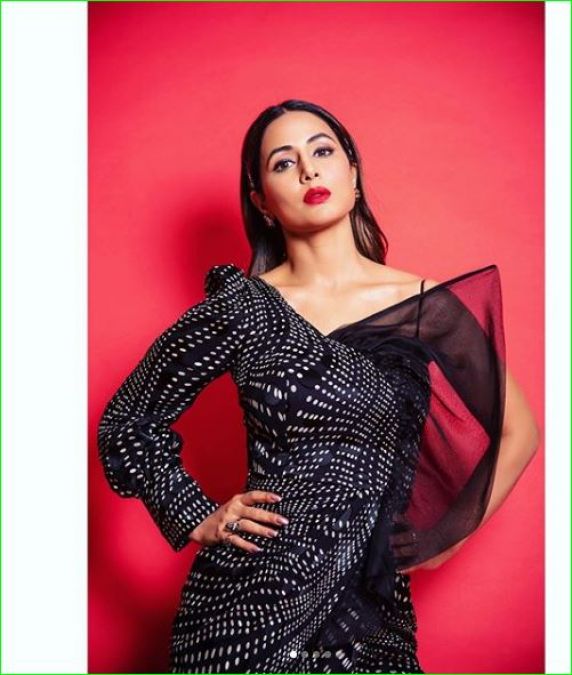 Hina Khan looked amazing in red lips and black dress