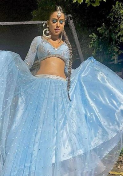 ब्लू ब्रालेट में निया शर्मा का सिजलिंग अवतार, किलर पोज ने किया फैंस को घायल