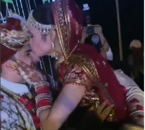 Video : शादी में वरमाला डालते ही एक-दूजे को किस करते नजर आए प्रीविका