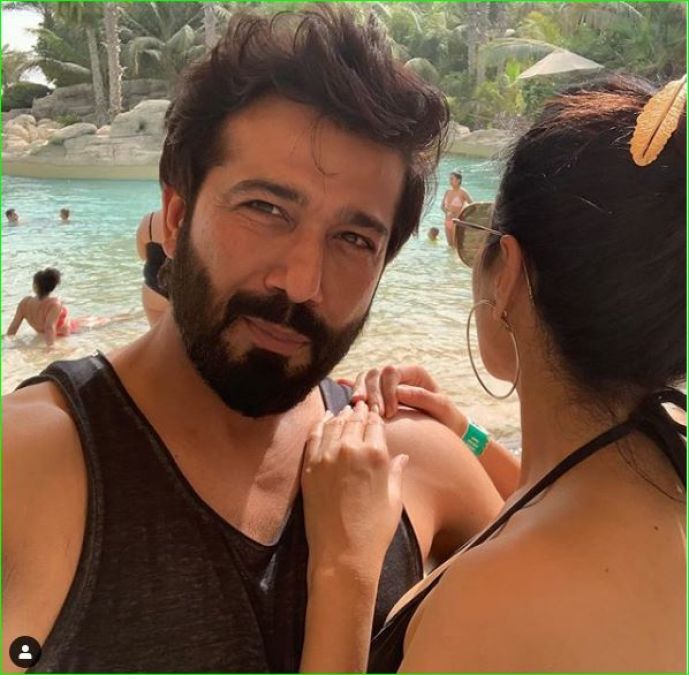 This actress is enjoying with a boyfriend in  bikini, check out the picture here