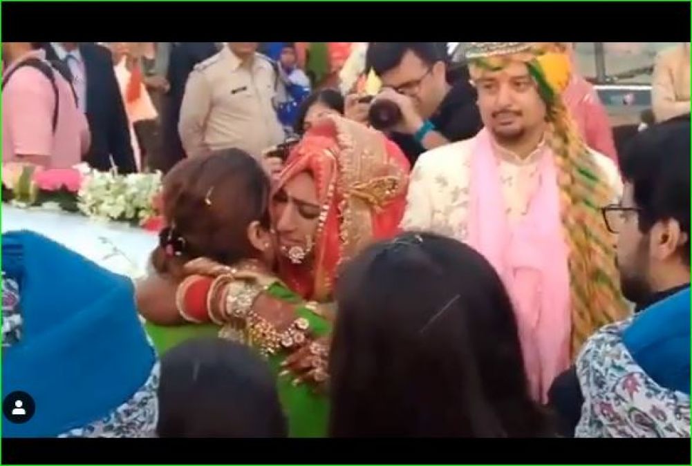 विदाई में फूट-फूट कर रोईं रीवा की राजकुमारी, वायरल हुआ वीडियो