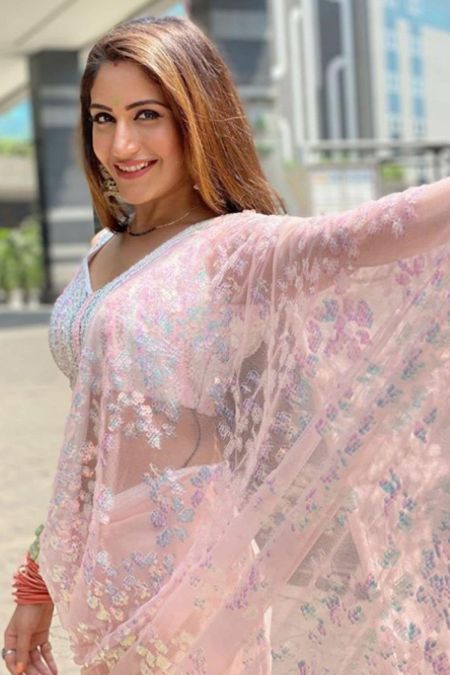 'Naagin 5' actress Surbhi Chandna wreaks havoc in pink saree