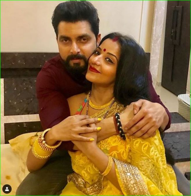 Monalisa shares a beautiful picture with her husband on Karva Chauth, check it out here