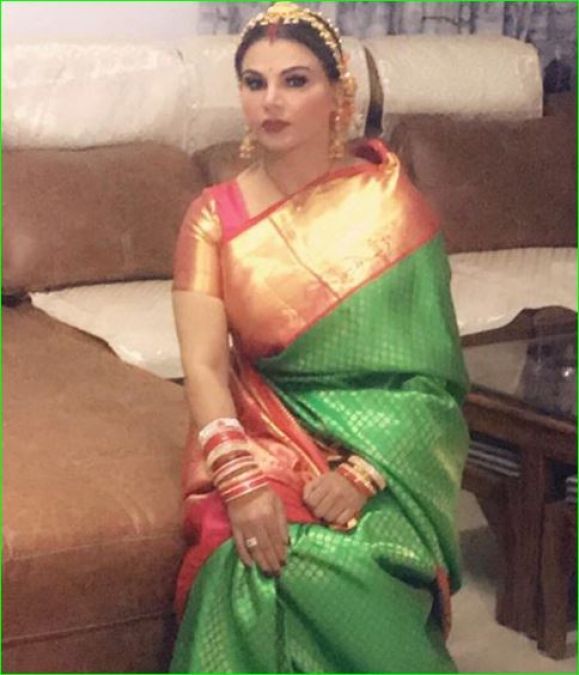 हरे रंग की बनारसी साड़ी में राखी सावंत ने मनाया अपना पहला करवाचौथ, नहीं नजर आए पति