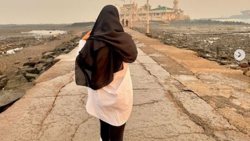 Hina Khan arrives at Haji Ali amid battle with breast cancer