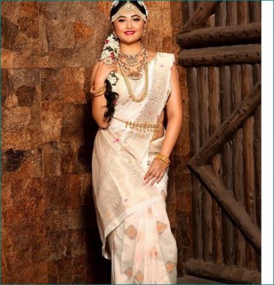 Rashmi Desai looks diva in new bridal photoshoot