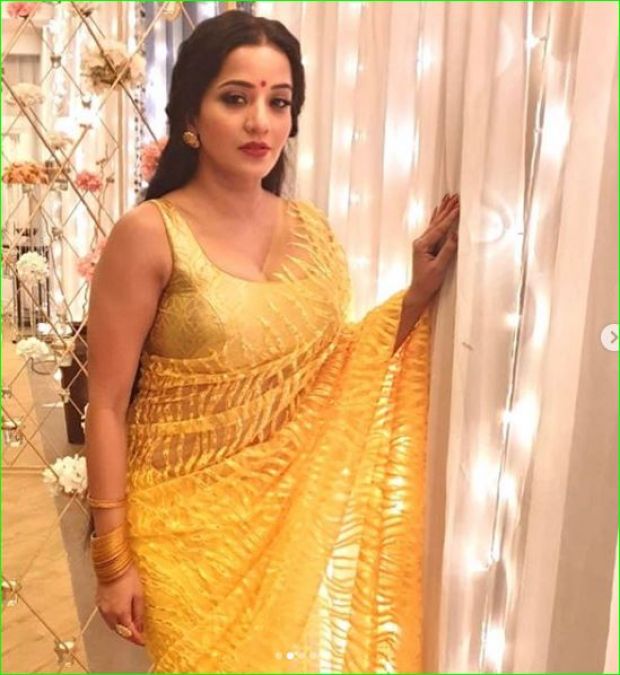 Monalisa looked very attractive in a yellow sari, see here!