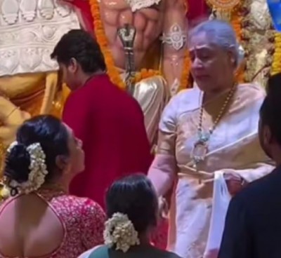 पैर छूने जा रही थीं 'अनुपमा' तो तुरंत पीछे हट गई जया बच्चन, वायरल हुआ VIDEO