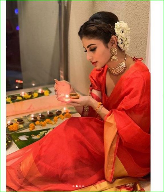 Mouni Roy was seen wearing a red saree while celebrating Diwali