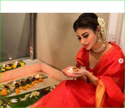 Mouni Roy was seen wearing a red saree while celebrating Diwali