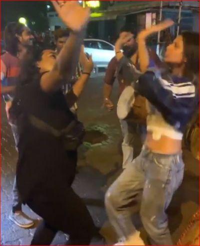 This hot actress danced fiercely on the streets on the arrival of Bappa, see the viral video!