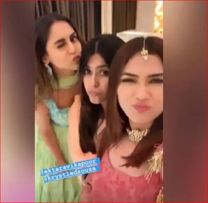 Urvashi Dholakia, Mouni Roy, Anita Hassanandani, Krystle D'Souza Celebrate Ganesh Chaturthi With Ekta Kapoor