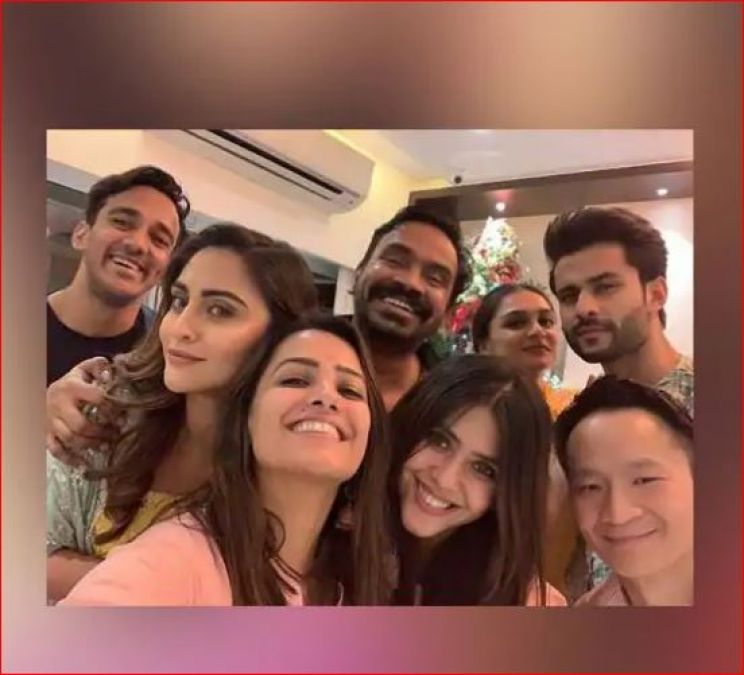 Urvashi Dholakia, Mouni Roy, Anita Hassanandani, Krystle D'Souza Celebrate Ganesh Chaturthi With Ekta Kapoor