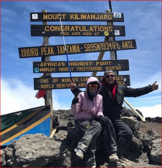 अफ्रीका के सबसे ऊंचे पहाड़ पर जाकर इस एक्टर ने पत्नी को किया लिपलॉक और दी जन्मदिन की बधाई