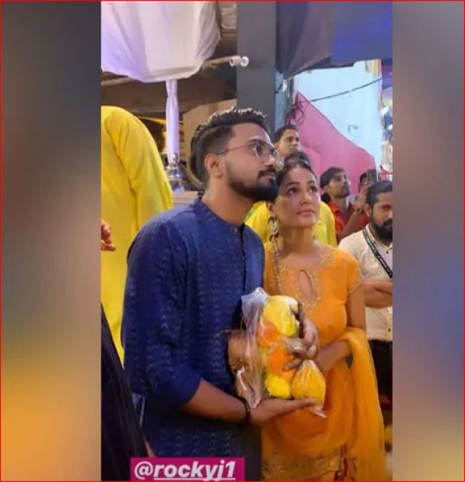Hina Khan reached to worship 'Lal Bhag ka Raja' along with her boyfriend