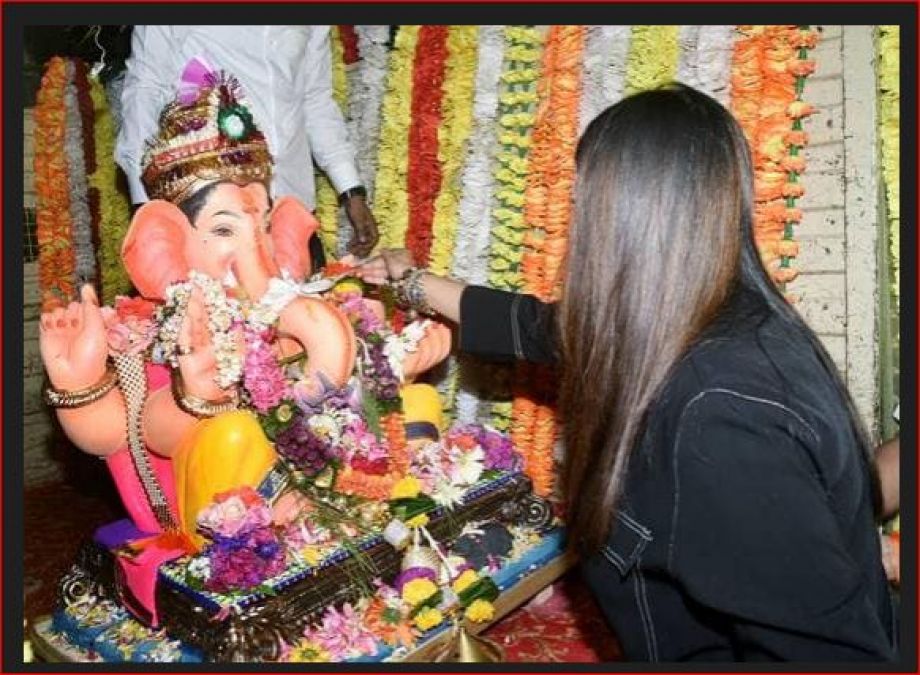 Along with father, Ekta Kapoor did Ganesh immersion