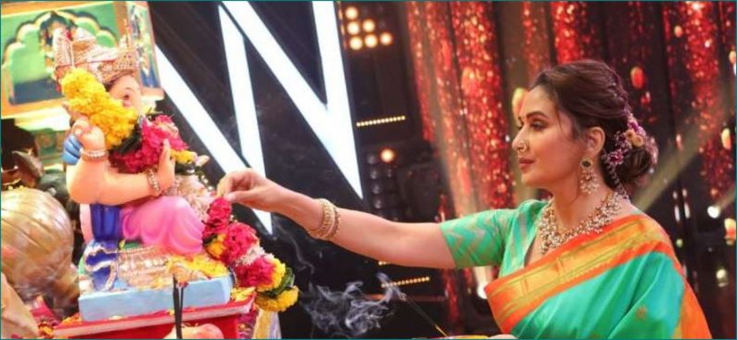 Madhuri Dixit welcomes Bappa on the sets of 'Dance Deewane'