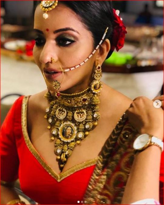 Once again, Monalisa became bride, looked sexy