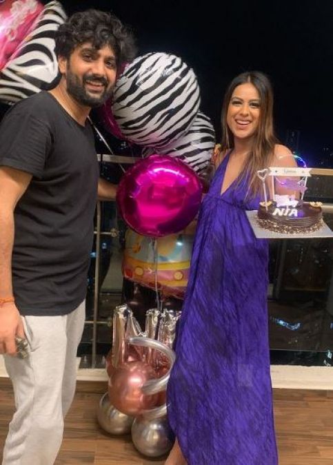 Nia Sharma cuts cake in new house late at night, these people are seen