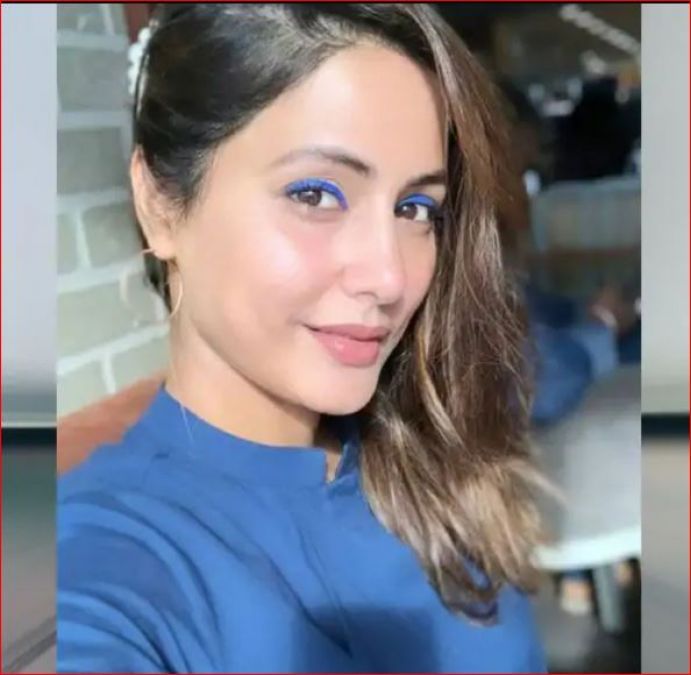 नीले ड्रेस और नीले लाइनर में हिना खान ने एयरपोर्ट पर मचाया धमाल