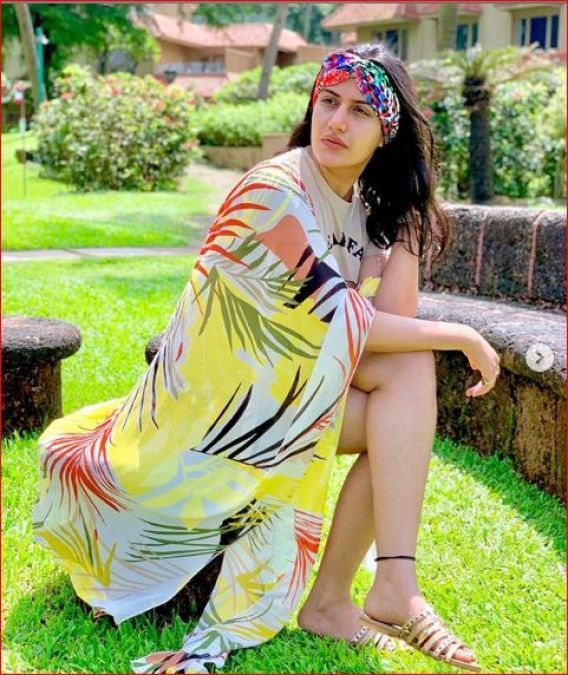 Surbhi Chandna enjoys vacation, See  her unmissable picture here