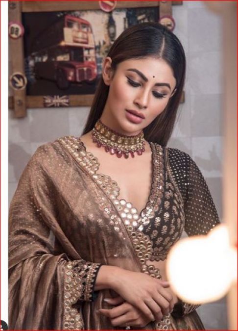 Mouni Roy looks sexy in traditional, See pictures