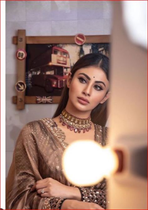 Mouni Roy looks sexy in traditional, See pictures