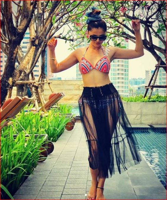 TV's Shemale Bahu showed her sexiest avatar in bikini