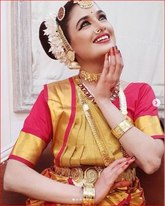 In a Kanjeevaram sari and sexy make-up, Yuvika looked beautiful with a cute nosepin