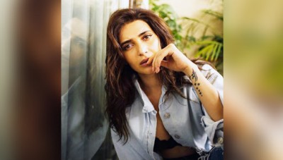 I can feel it in the air; Karishma Tanna shares her new pictures