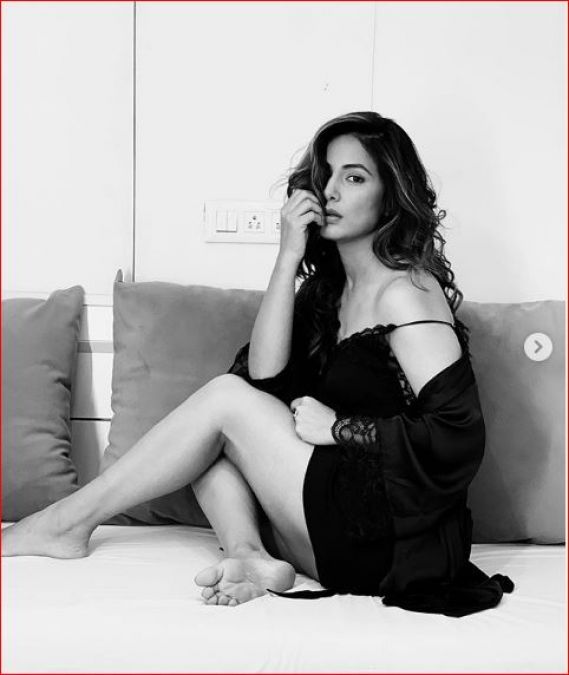Hina Khan looking extremely sexy and fearless in black nightwear, See pictures