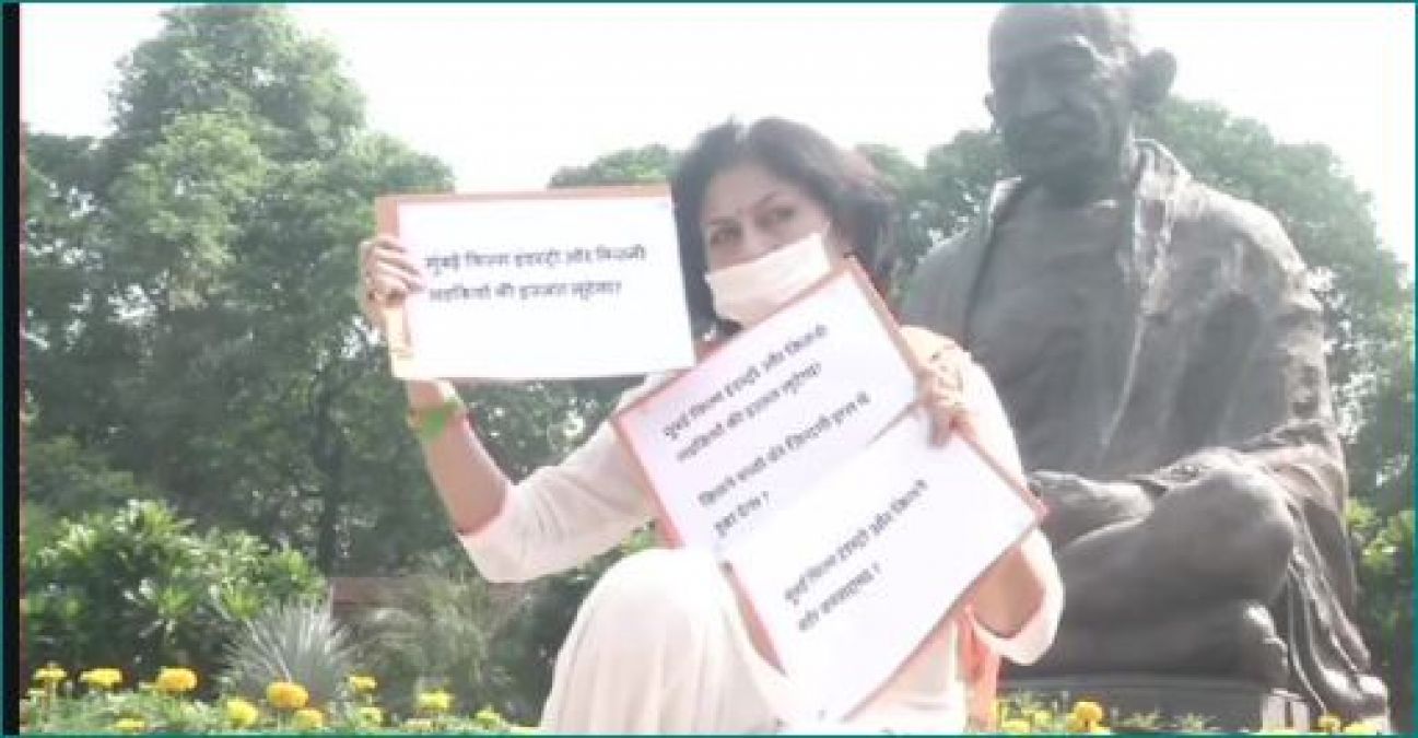 इस टीवी एक्ट्रेस ने किया मुंबई पुलिस के ख‍िलाफ प्रदर्शन, कहा- 'कितनी लड़कियों की इज्‍जत लूटेगा'
