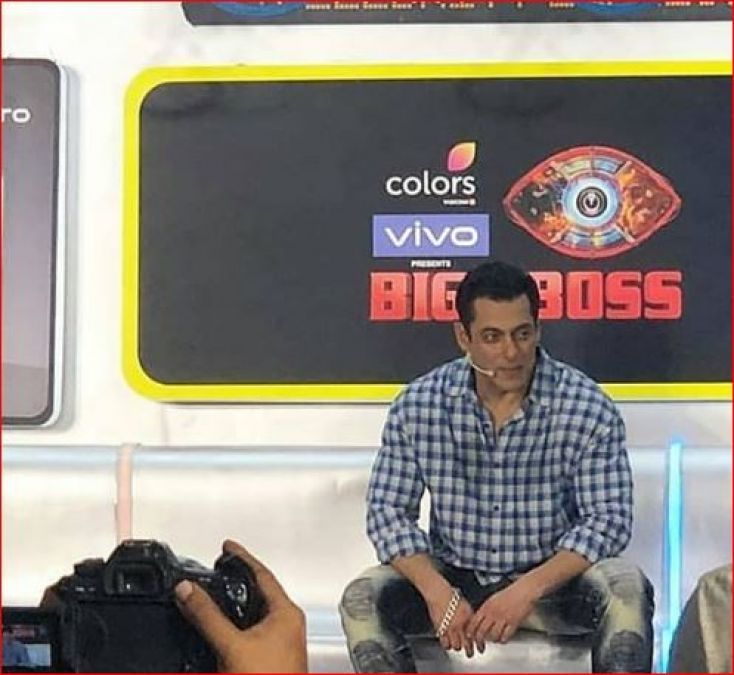 'Bigg Boss 13': Launch event at DN Metro station, people seen dancing fiercely