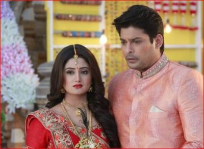 Rashmi Desai will have to share the bed with Siddharth Shukla in Bigg Boss 13's house!