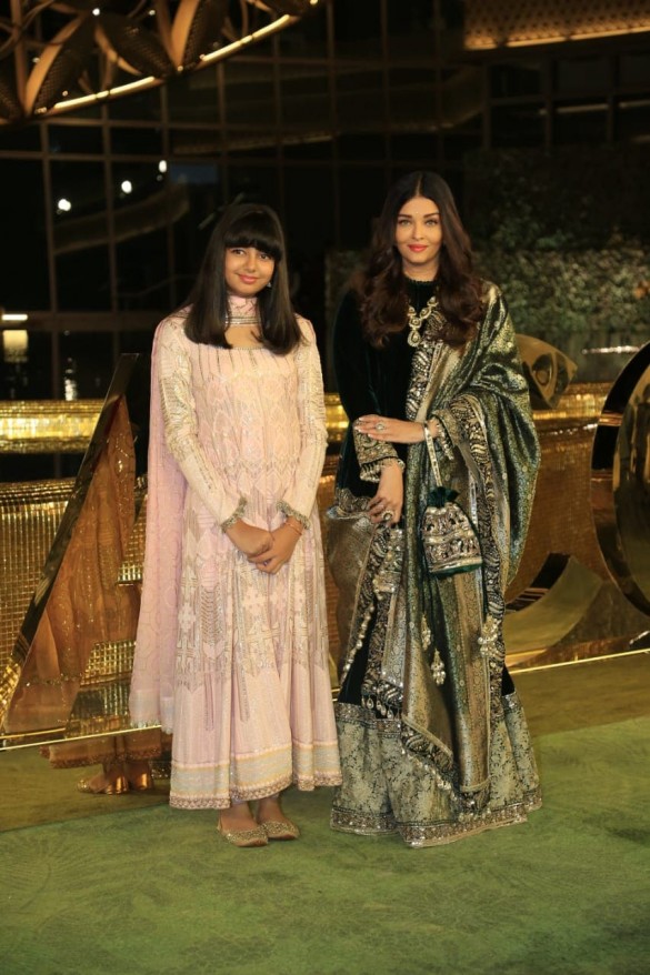 Rekha, Aishwarya Rai, Aaradhya Bachchan, and Manish Malhotra got together