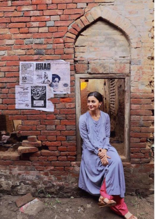 Alia Bhatt clicked in  behind-the-scenes from the sets of 'Raazi'