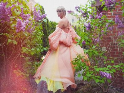 Taylor Swift new photo will give you “Love Story” vibes