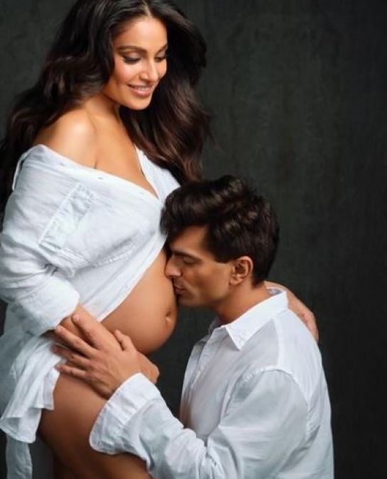 Bipasha Basu Flaunts her baby Bump, announces Pregnancy